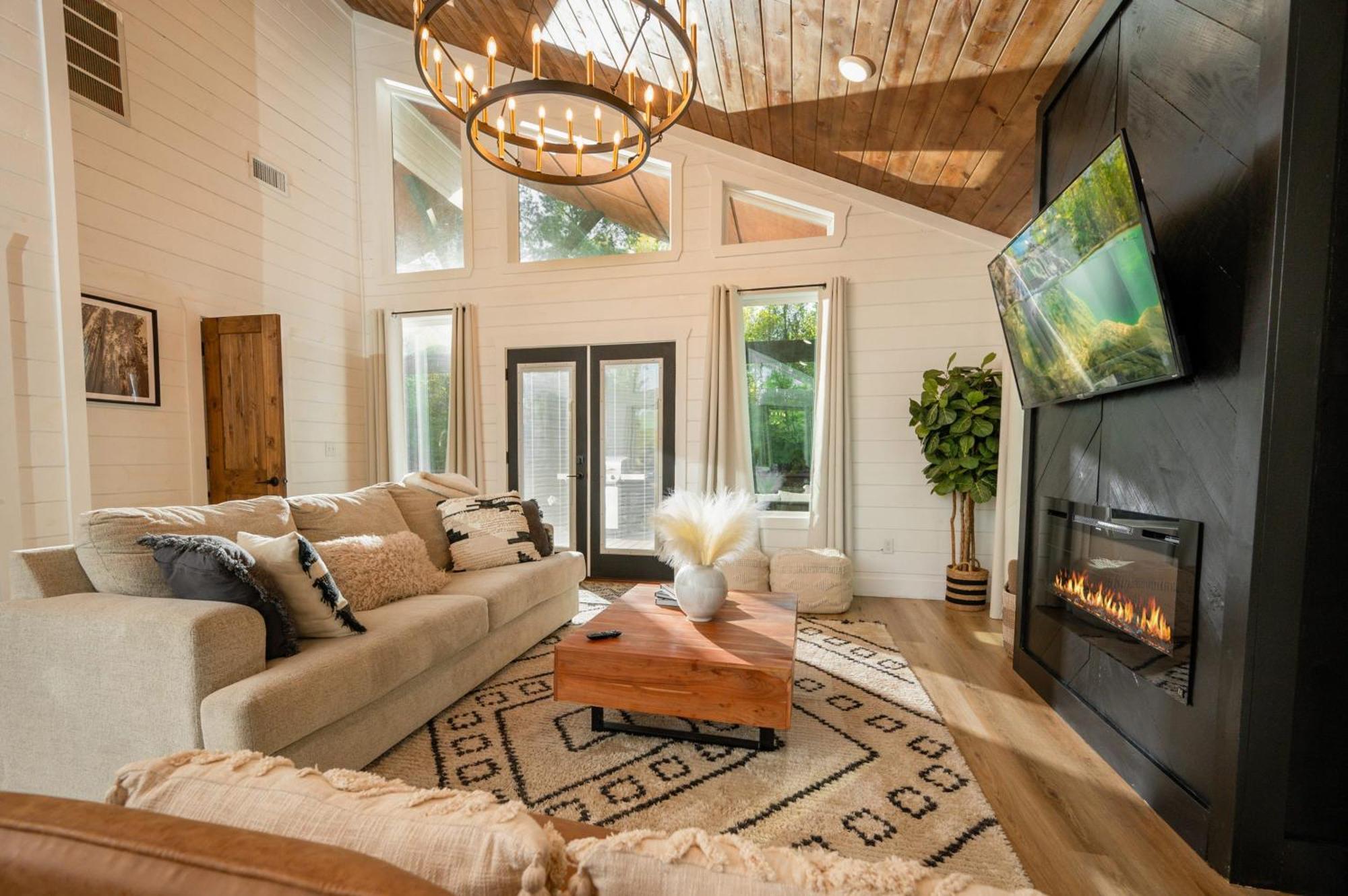 New Farmhouse-Chic Cabin With Hot Tub & Firepit Broken Bow Exterior photo